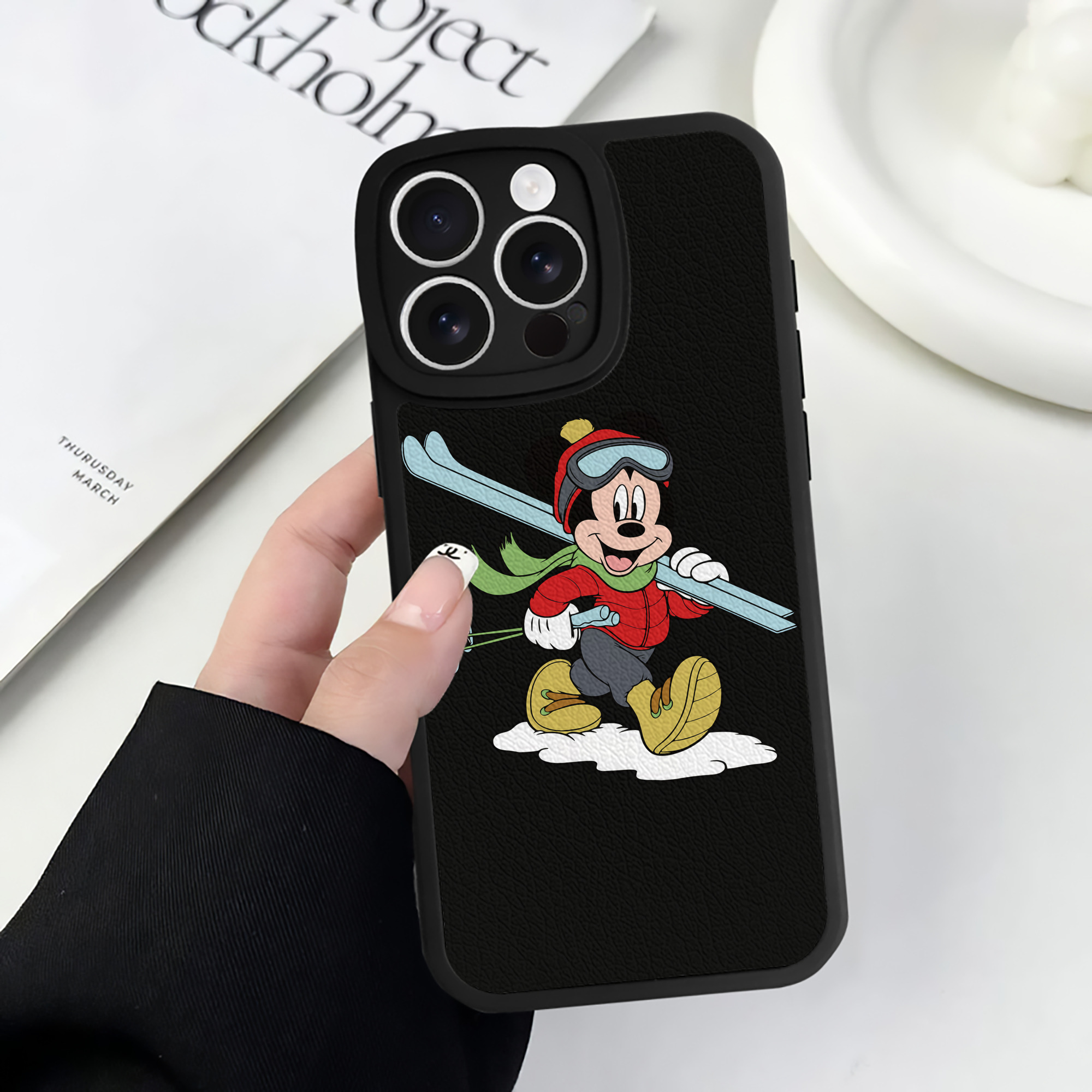 （画像用） ミッキーマウス Mickey Mouse 【iPhone 16シリーズ対応】シリコンスマホケース（レザー調） 材質：シリコン